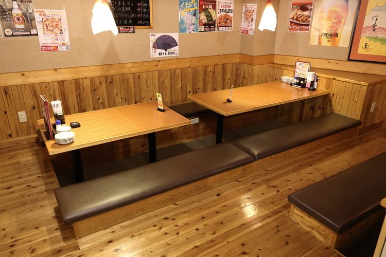 ほとんどの店舗に掘りごたつを設置。テーブルと座面の高さなども、居心地の良さを追求して規格を決めているという（撮影：尾形文繁）
