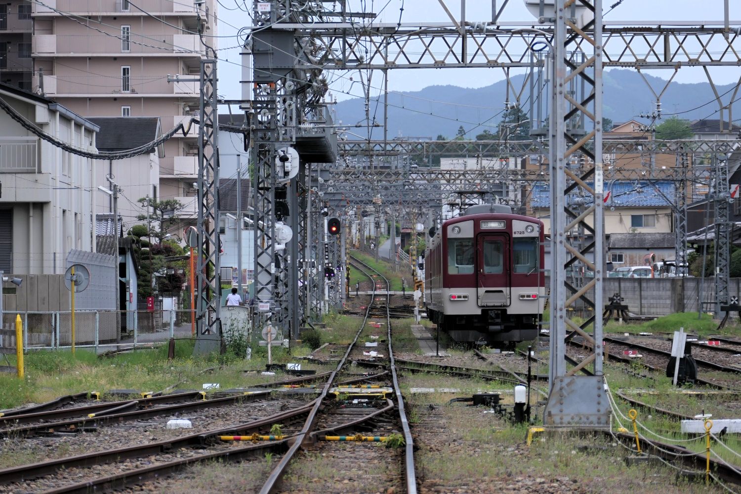 画面奥に狭軌の吉野線が続く（記者撮影）