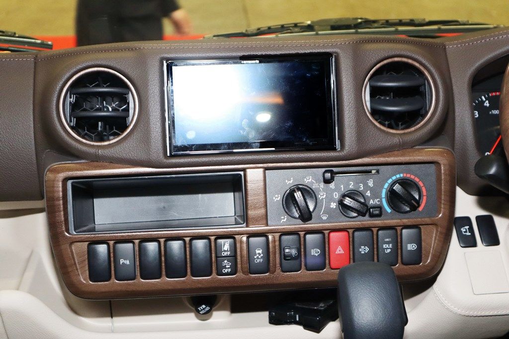 ダイレクトカーズの新作キャンピングカー「DN-75」（写真：筆者撮影）