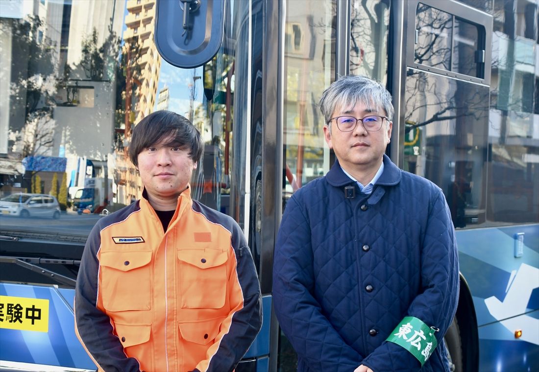 JR西日本で自動運転バスの事業を担当する奥田貴彬氏（左）と、東広島市交通政策課の帯刀武史氏（右）（記者撮影）