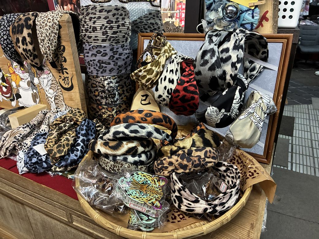 客から要望があり、ヒョウ柄、トラ柄のカチューシャも揃えるように（筆者撮影）