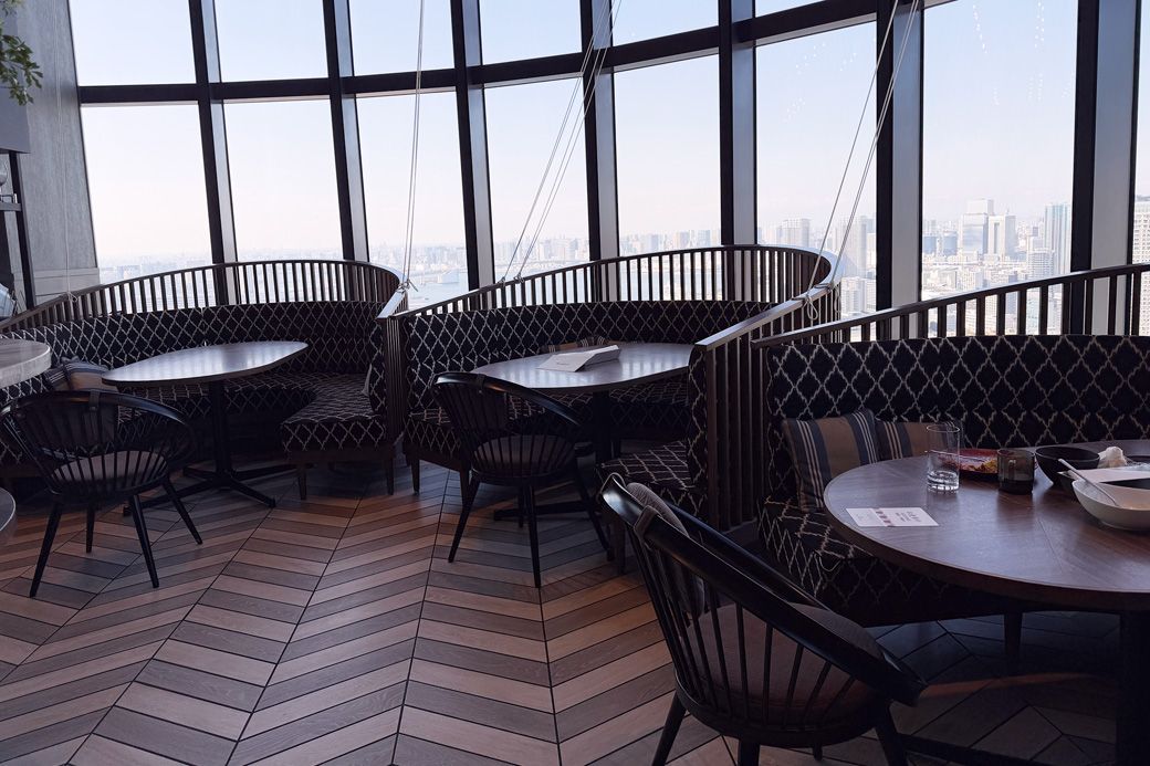 店内奥のラウンドブースは早い時間は空いていましたが、朝10時をすぎたあたりから混み合いはじめました（写真：筆者撮影）