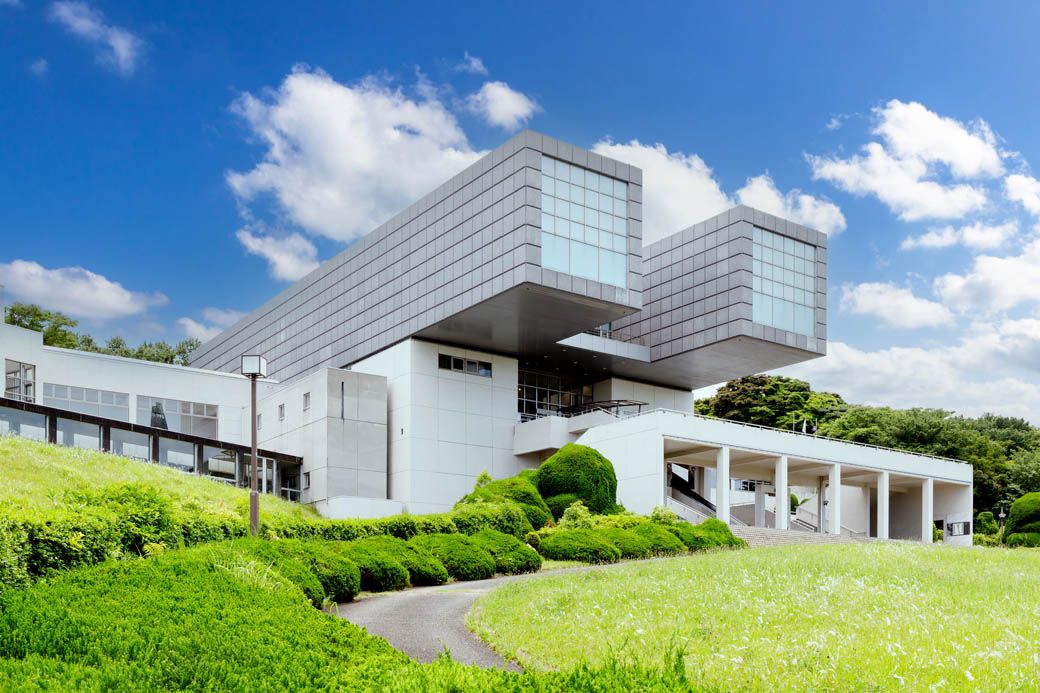 北九州市立美術館には、響灘と市街を一望できるカフェもあり、ゆったりとした時間を過ごせる（写真：w_stock／PIXTA）