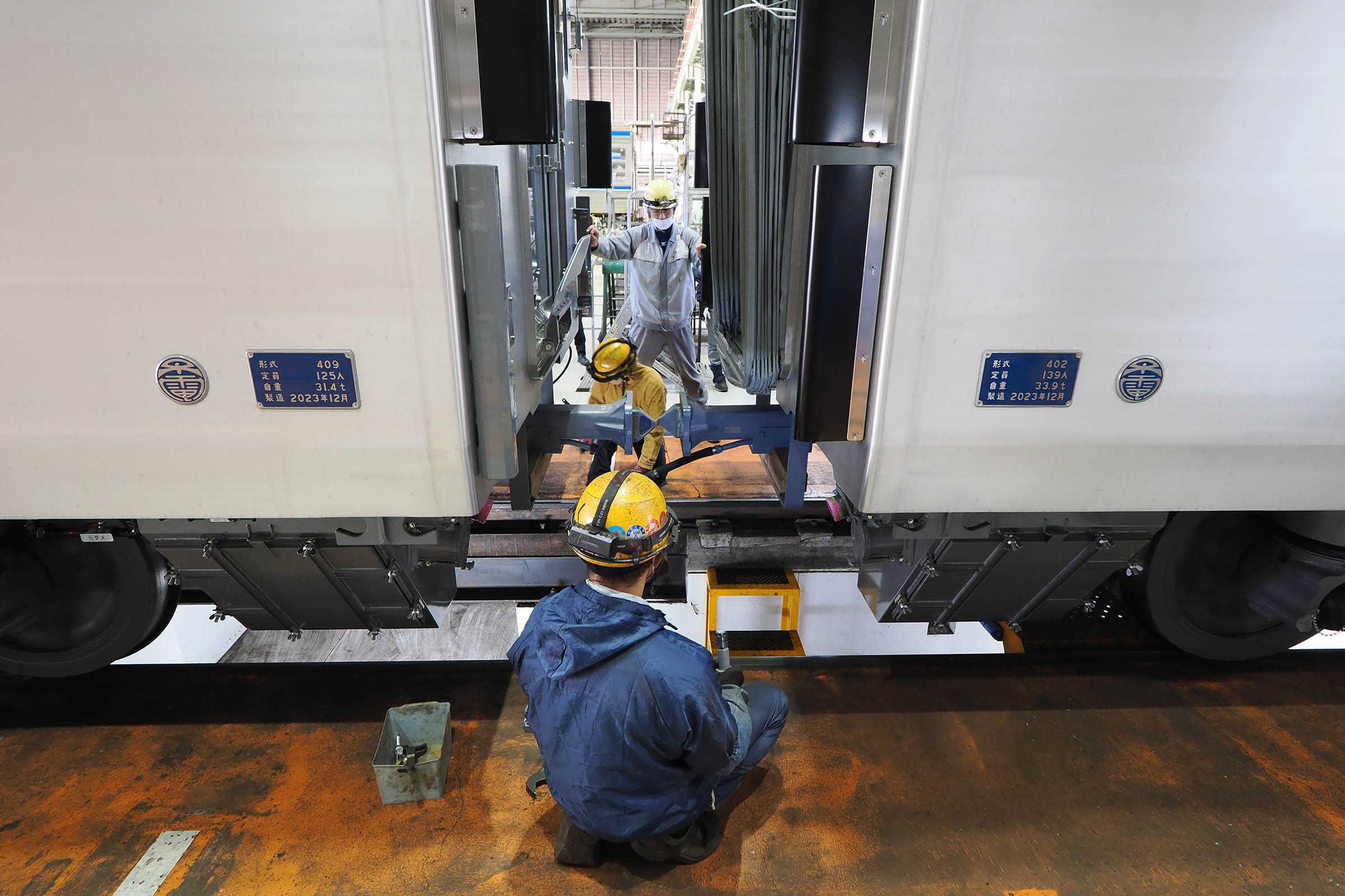 大阪メトロ400系の連結作業