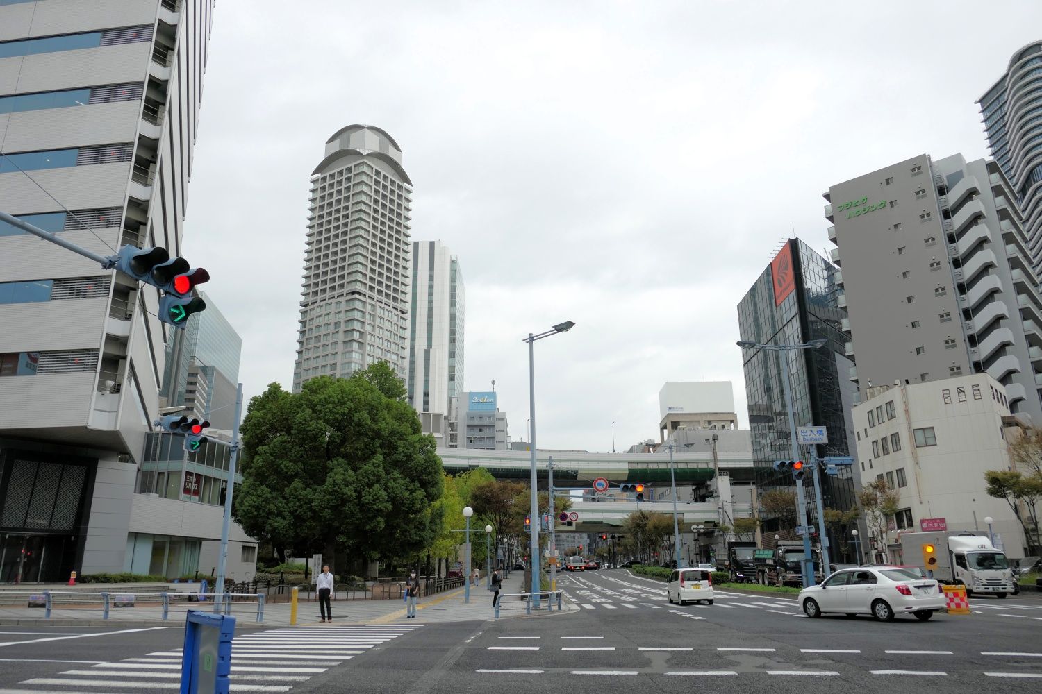 開業時の大阪側のターミナルは「出入橋駅」だった。現在は西梅田公園。左奥に見えるのが「ハービスOSAKA」（編集部撮影）