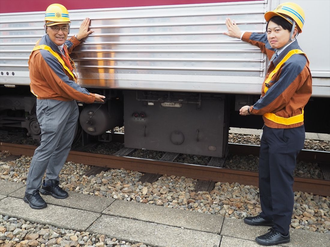 ブレーキ装置を指さす東武鉄道車両部車両企画課主任の泉川友彦さん（左）と同課の松田朋之さん（記者撮影）