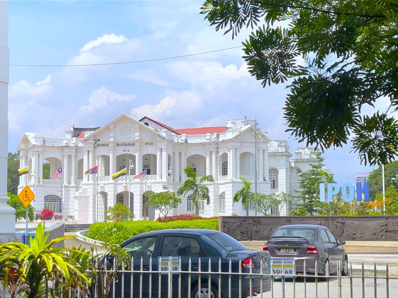 イポー駅前の建物EWAN BANDARAN IPOH（イポー市役所）の意匠も青空に映えて美しい。植民地時代には英国人の役人らが出入りしてさぞかし賑やかだったことだろう（写真：著者提供）