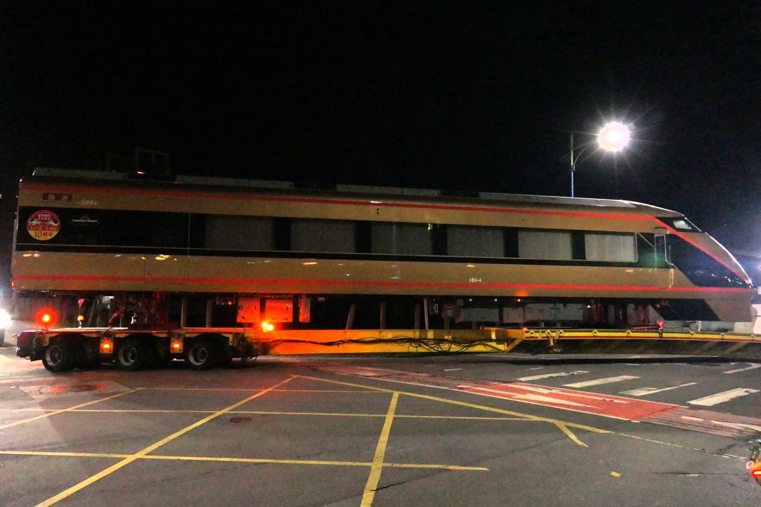 台北駅へ向けて出発するトレーラー（記者撮影）