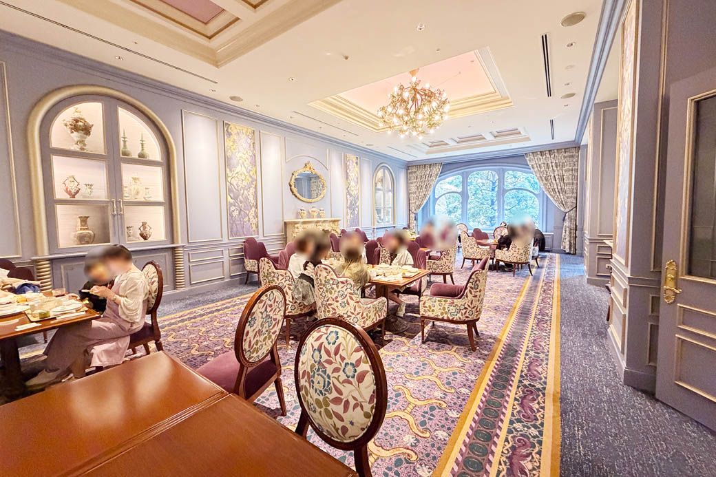 白雪姫をイメージしたエリア。カーテンのドレープのひとつまで抜かりのない、世界観の演出が見事（写真：筆者撮影）