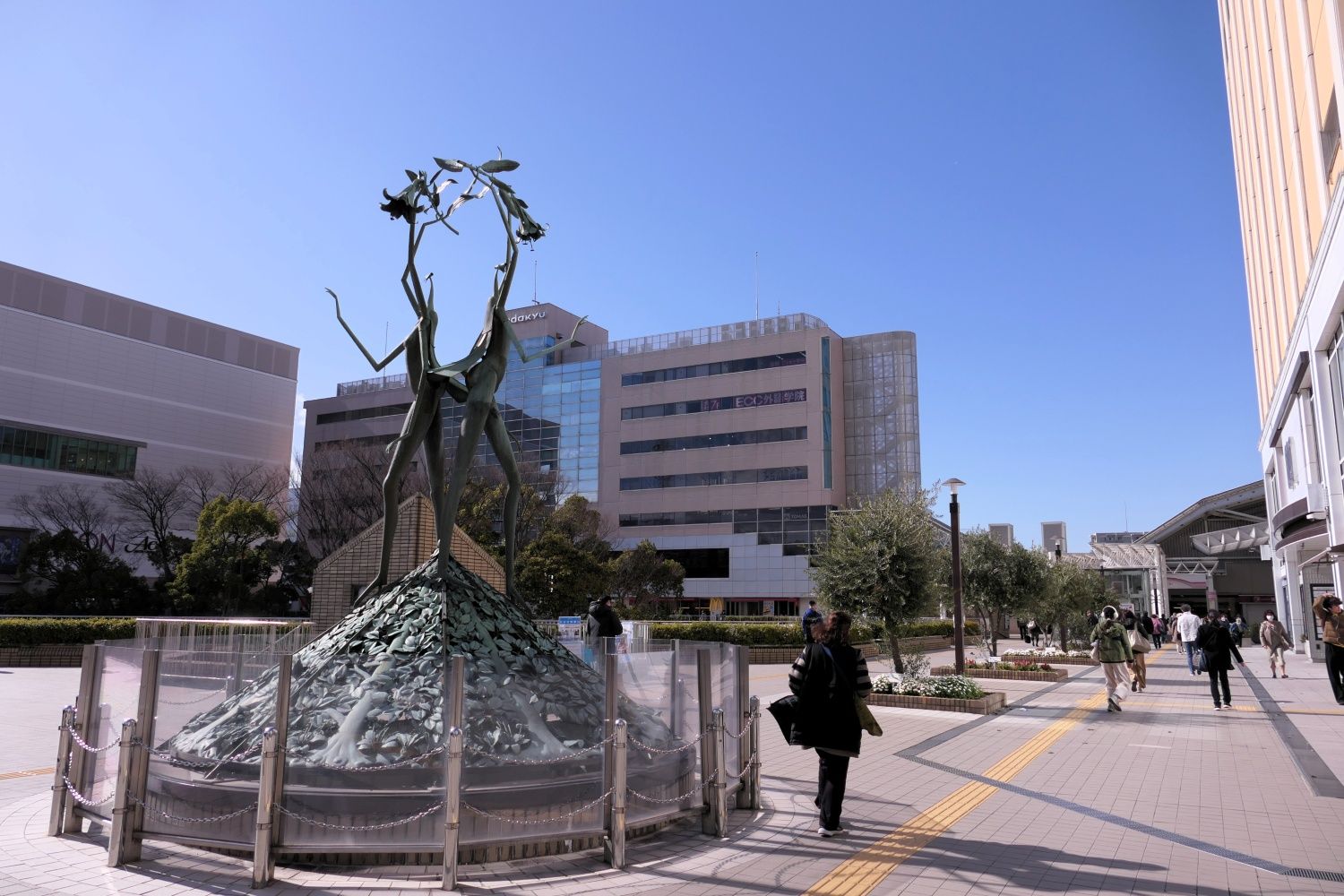 現在の新百合ヶ丘駅南口。ペデストリアンデッキが周辺の商業施設をつなぐ（記者撮影）