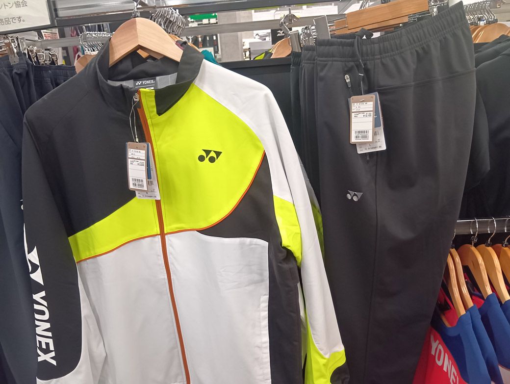 このウインドブレーカー、めちゃくちゃカッコイイけど、上だけで税込1万3200円かぁ……（筆者撮影）