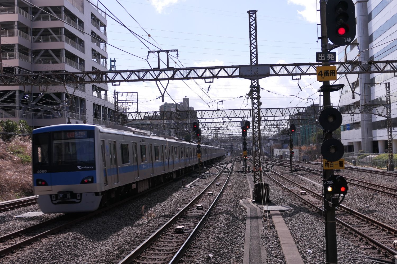 新百合ヶ丘駅を発車した快速急行小田急行き。次の停車駅は町田（記者撮影）