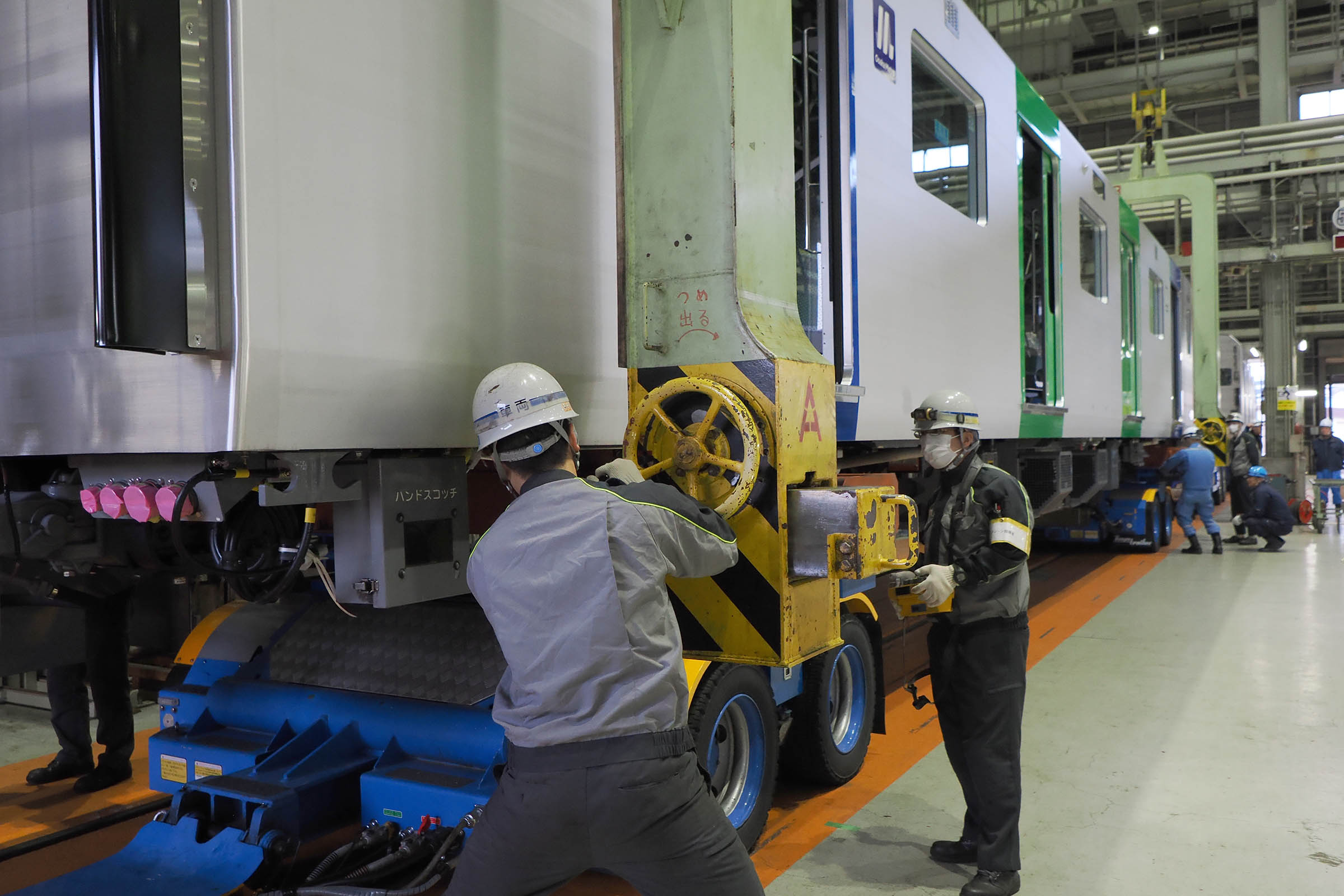 搬入された大阪メトロ400系の新造車両