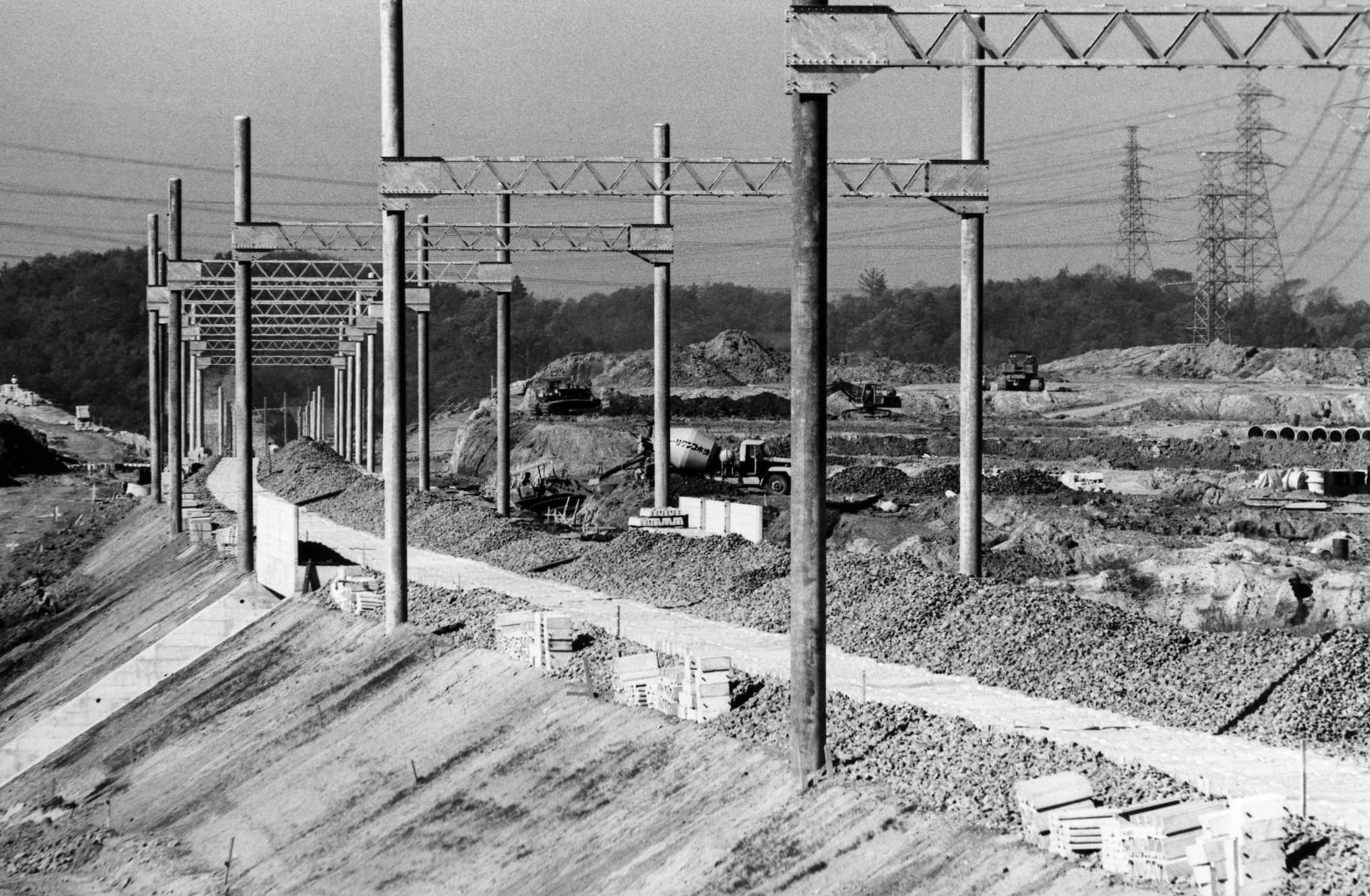 工事中の新百合ヶ丘架道橋付近＝1973年頃（写真：小田急電鉄）