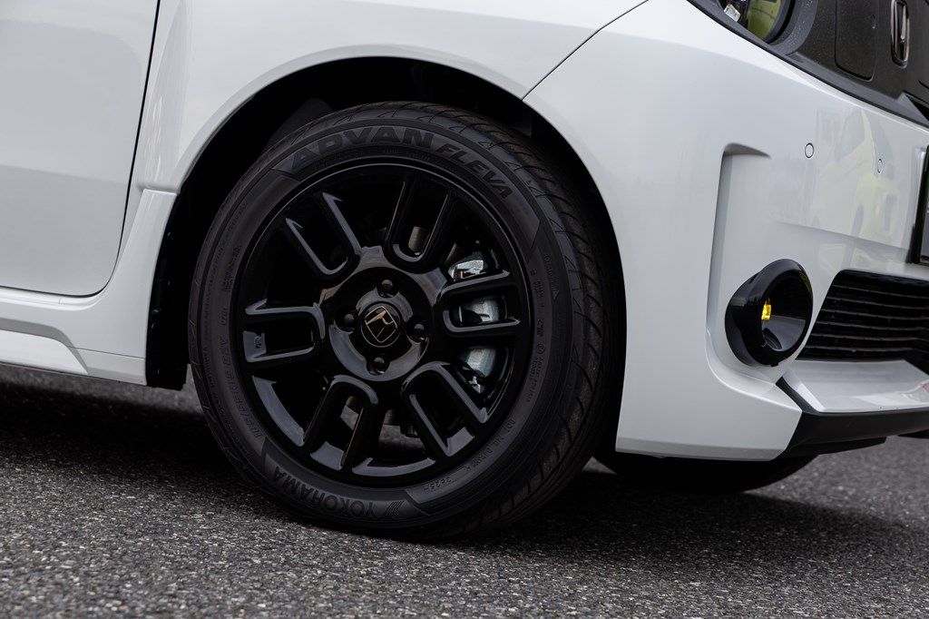 ホンダアクセスの純正アクセサリーを装着したホンダ「Super-ONE」（写真：三木 宏章）