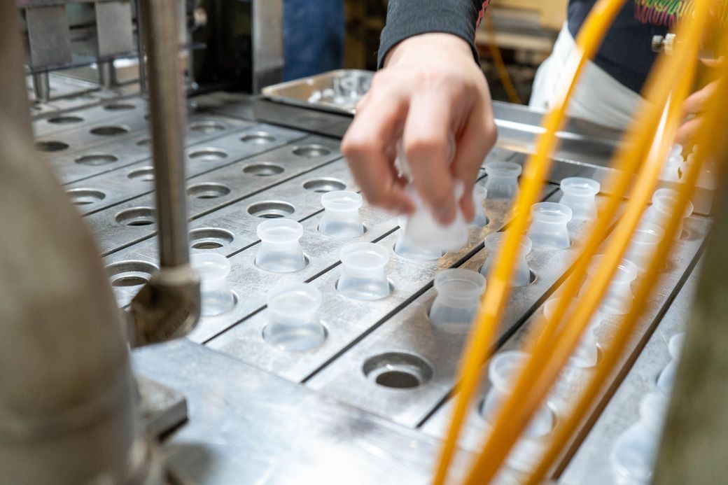 １つ１つ目視し、不具合のある容器があった場合、きれいな容器に交換している（写真：筆者撮影）