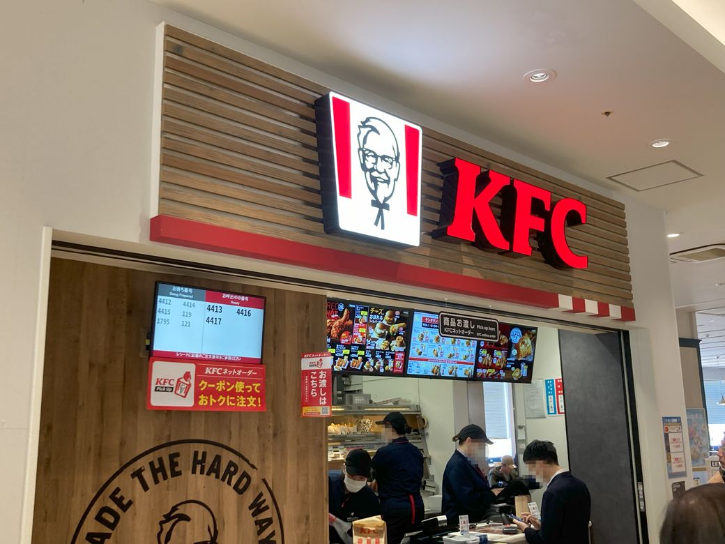 ケンタッキーの他、フレッシュネスバーガーや銀だこなど安心感のあるメンツも充実（筆者撮影）
