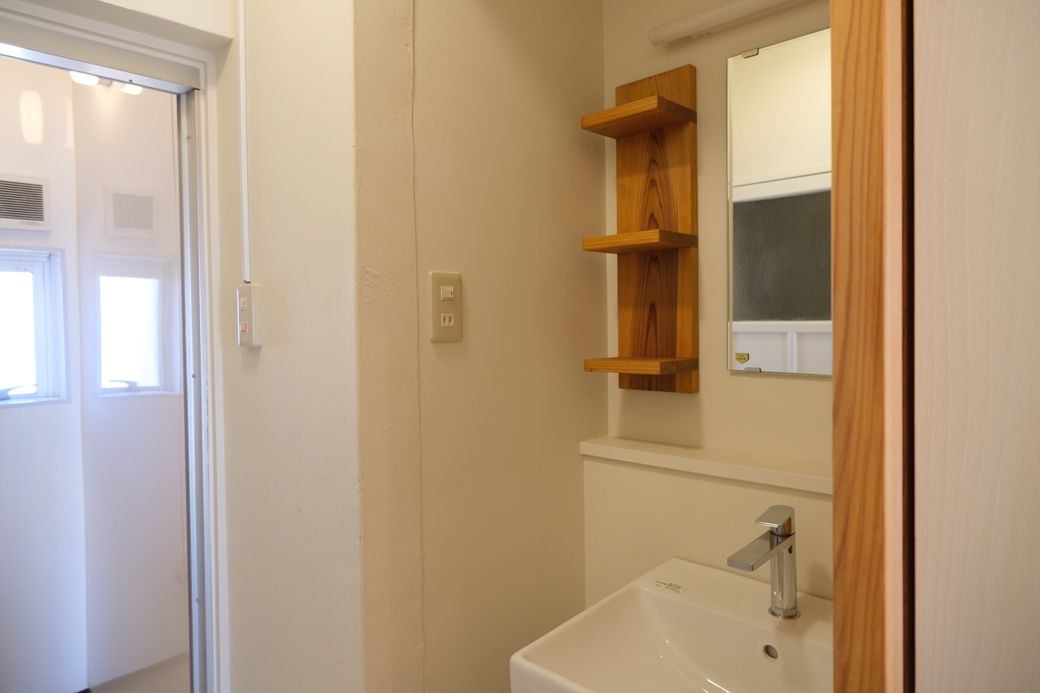 小田原杉のリノベ住戸の洗面台。棚にも小田原杉が使われていた