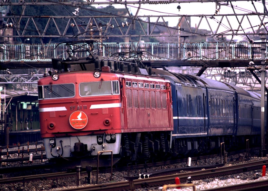 ブルートレイン「ゆうづる」を牽引するEF81形（撮影：南正時）