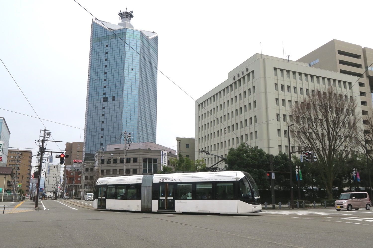 富山駅近くの併用軌道を行く環状線用9000形（筆者撮影）