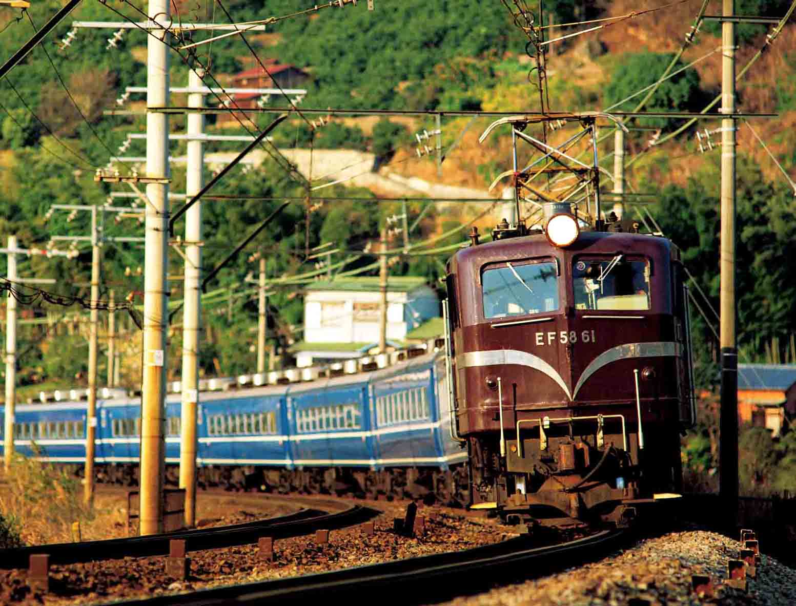 朝陽を浴びて湯河原付近を走る、お召列車指定機のEF58形61号機が牽く14系客車の「銀河」（撮影：南正時）