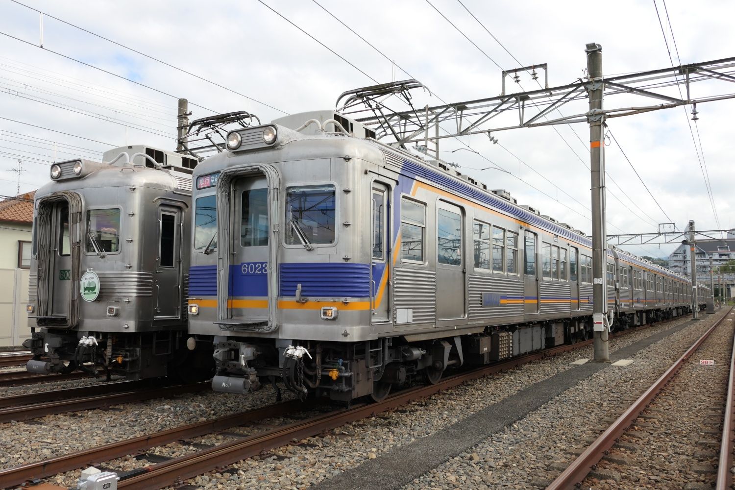 難波側の先頭車モハ6001形はパンタグラフが前側にある（記者撮影）