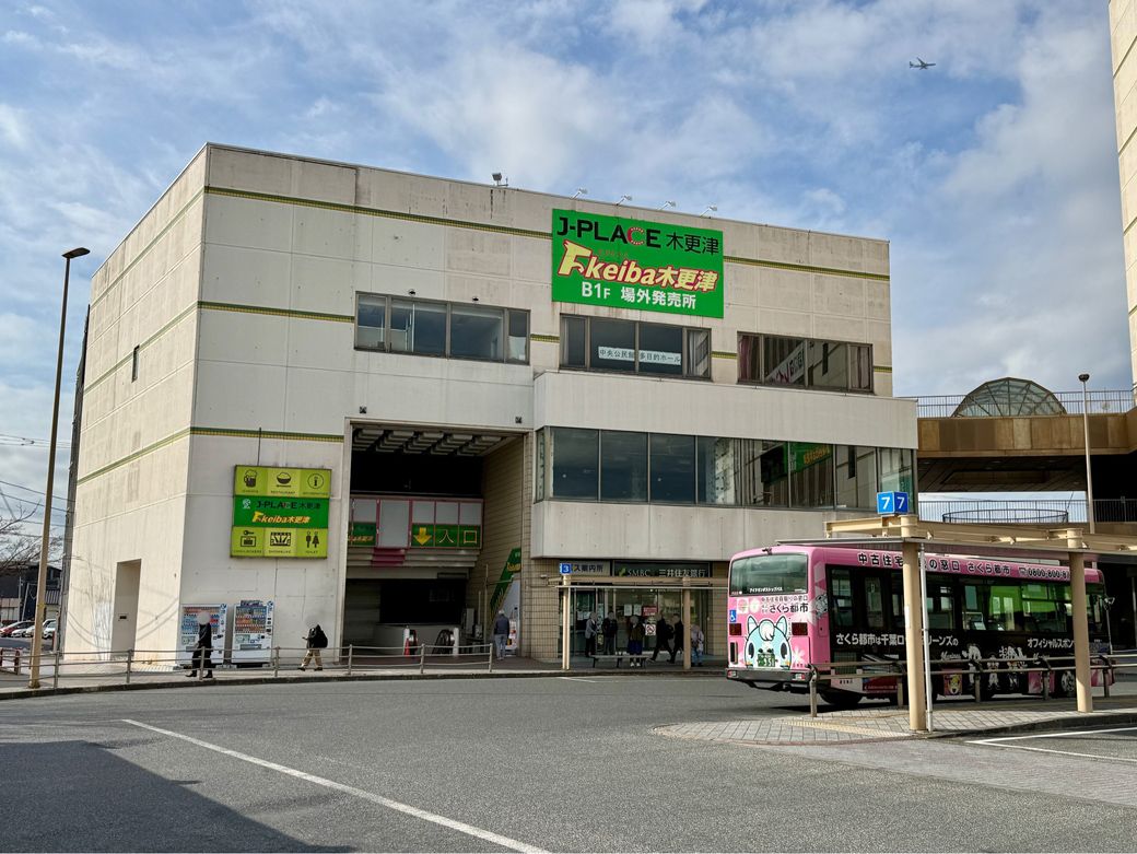 駅から出てすぐに建物の暗さが目につく（筆者撮影）