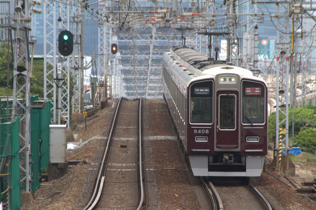 京都線の特急として快走する9300系（撮影：南正時）