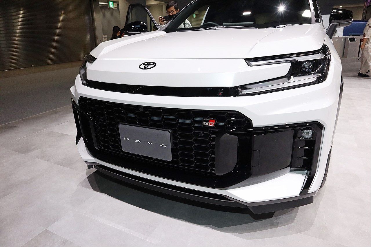 ジャパンモビリティショー2025に展示されたトヨタの新型「RAV4 GRスポーツ」（筆者撮影）