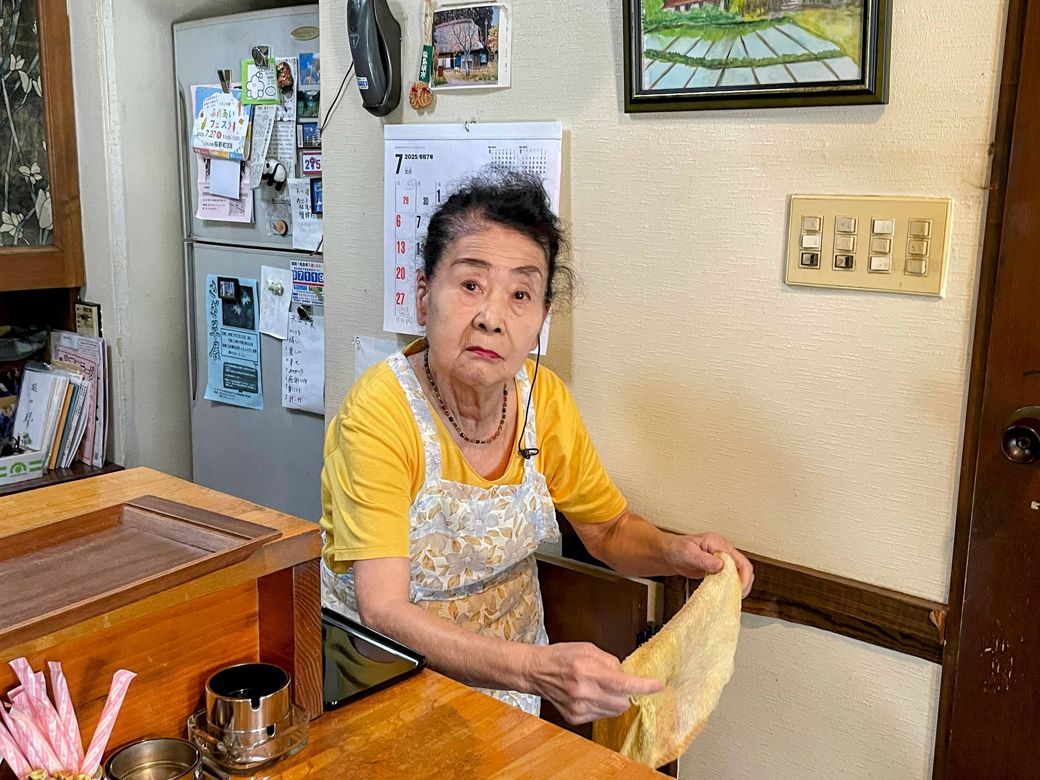 喫茶ロマン　店主の藤沼一二三さん。年齢を聞くと「ひみつだよ」と笑った（筆者撮影）