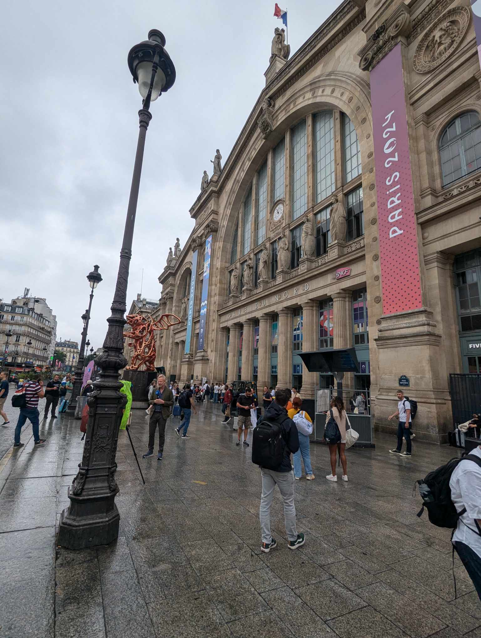 五輪開催を記念する「PARIS 2024」の垂れ幕がかかったパリ北駅（写真：m_sports_suki）