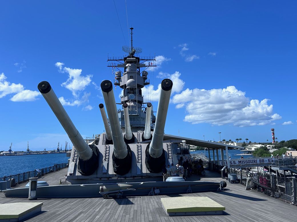 アリゾナが真珠湾の「負の象徴」なら、戦艦ミズーリはその対極にある。東京湾での降伏調印式や特攻機などについても日本語ガイドが詳しく解説してくれる（筆者撮影）