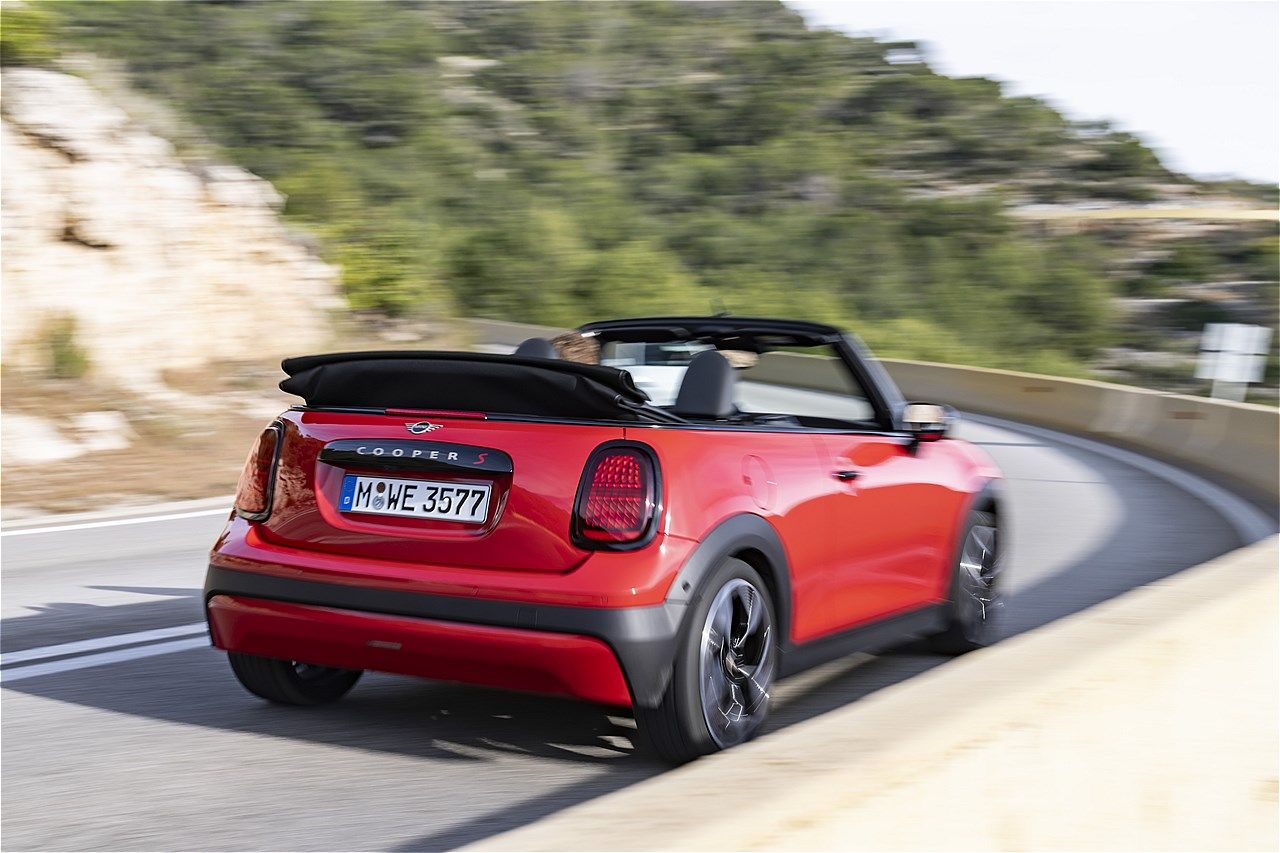 MINI（ミニ）の新型「ミニ・クーパー・コンバーチブルS」（写真：MINI）