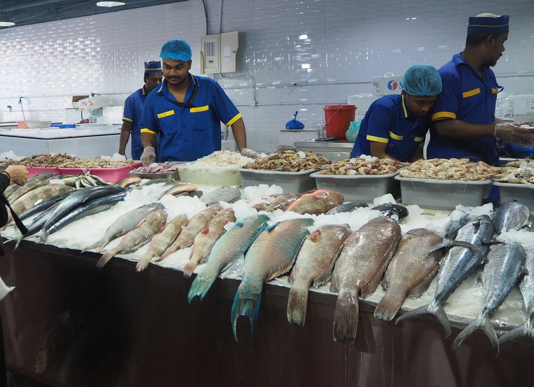 紅海産の魚介類が並ぶジェッダのフィッシュマーケット（筆者撮影）