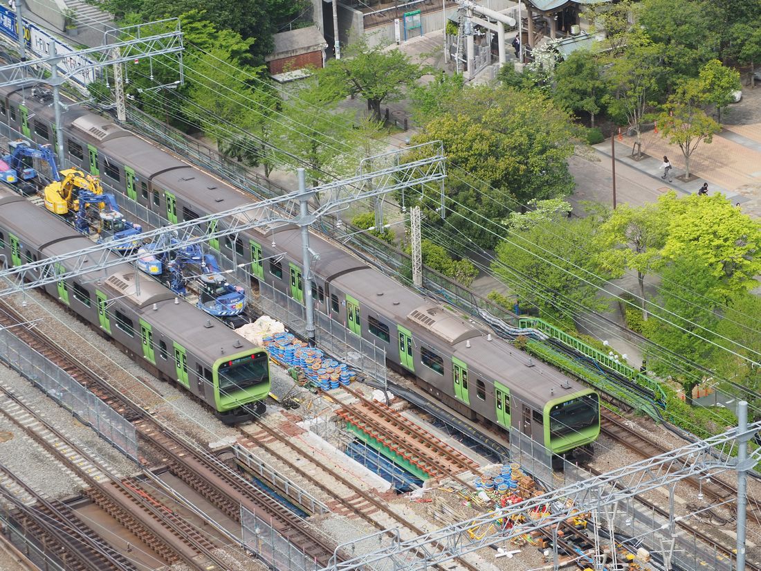 田町駅付近を走る山手線の電車＝2025年4月（沿線のビル屋上から協力を得て記者撮影）