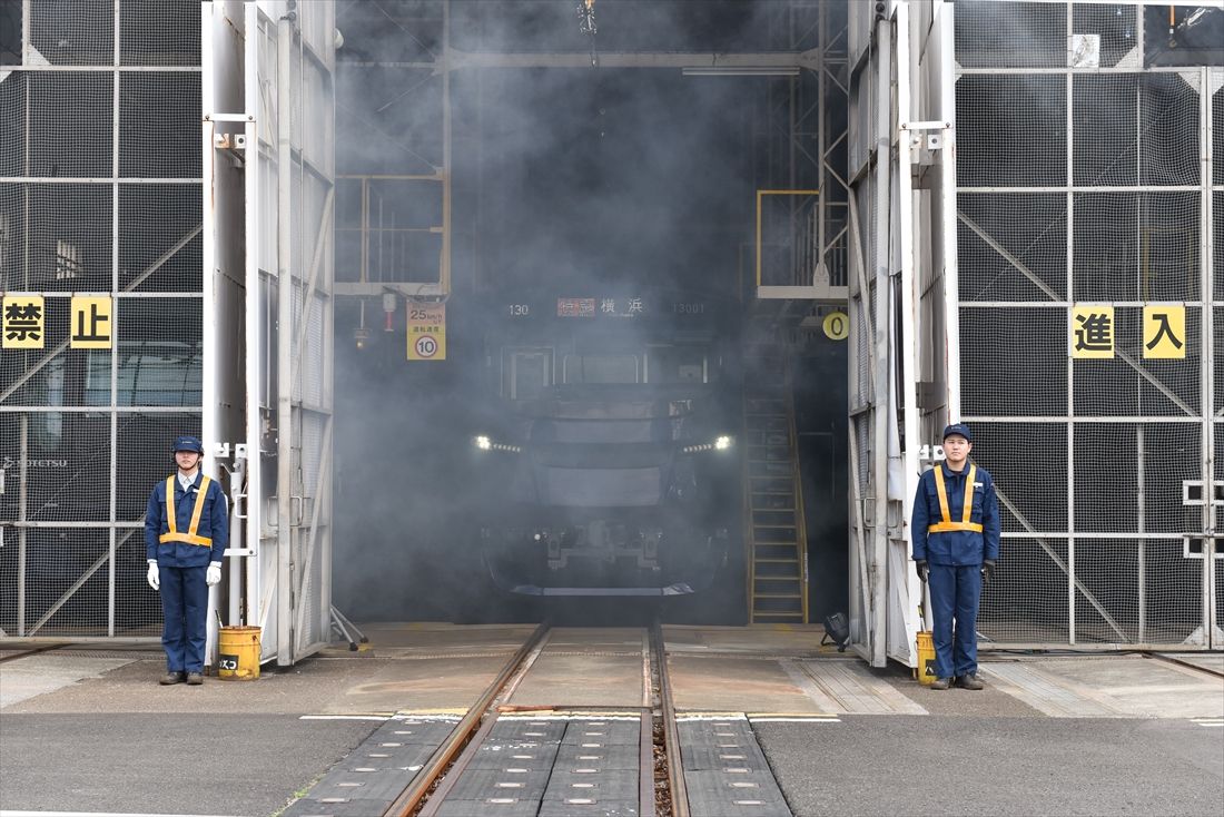 報道陣にお披露目される13000系（撮影：大澤誠）