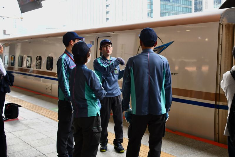 荷物運搬の段取りについて打ち合わせするスタッフたち(記者撮影)