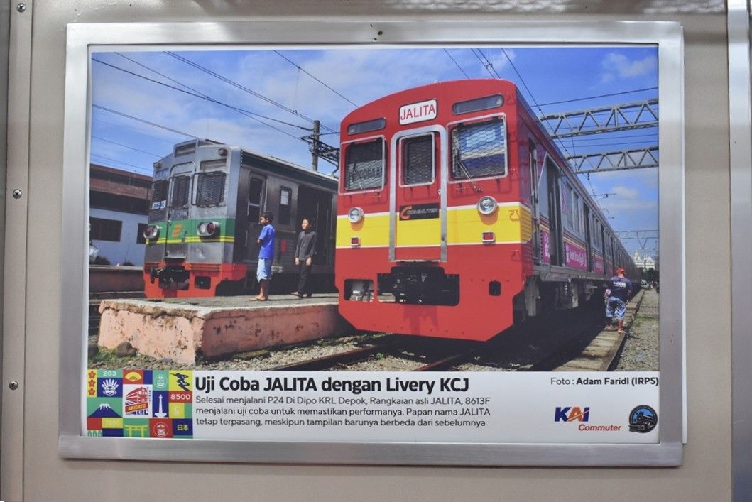 8500系8618編成の車内では、広告枠や中づりを使って車両の歴史や写真が展示された（筆者撮影）