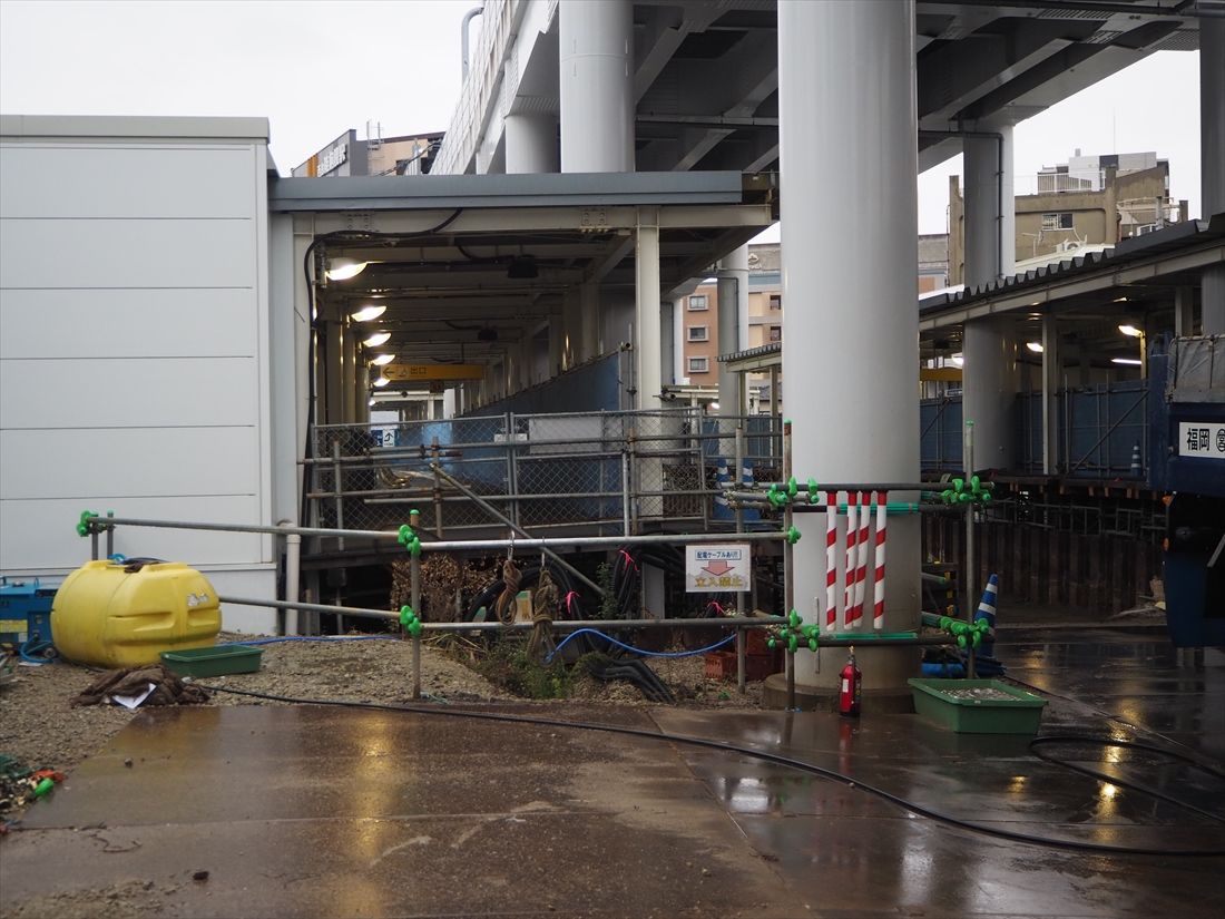 雑餉隈駅の旧地上ホーム部分。高架区間の大半は従来の線路の真上に建設する「直上方式」で造られた（記者撮影）