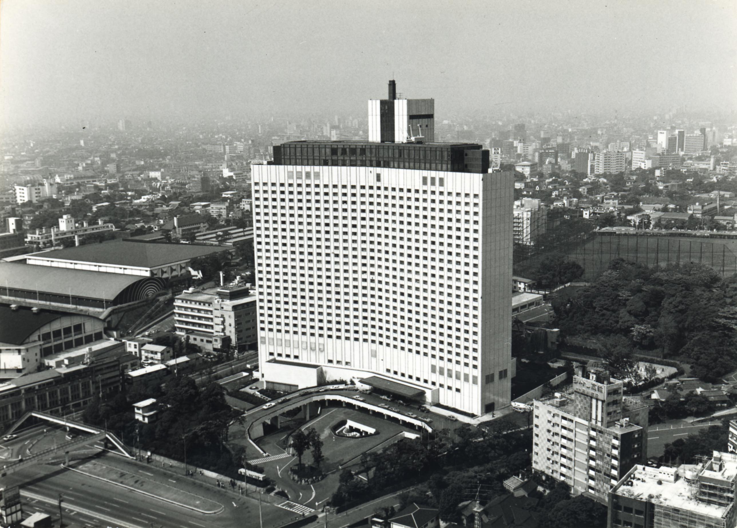 かつてのホテルパシフィック東京。周囲には大きな建物がなかった(写真:京急電鉄)