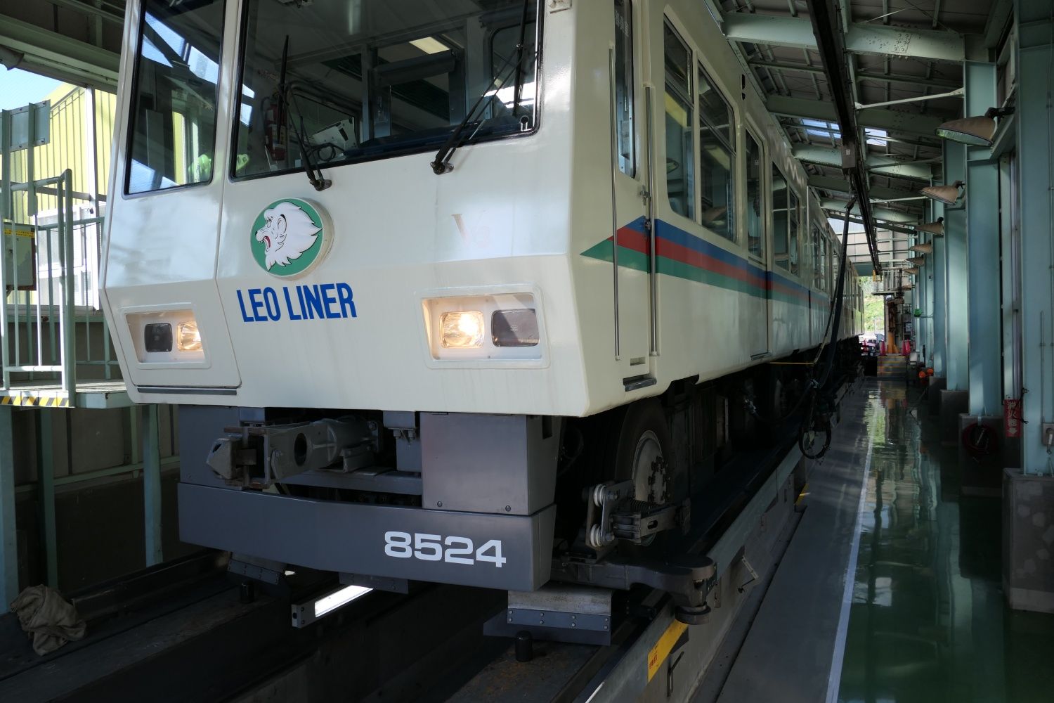 前面のレオマークは立体的。前照灯と尾灯は横に並んだ角型だ（記者撮影）