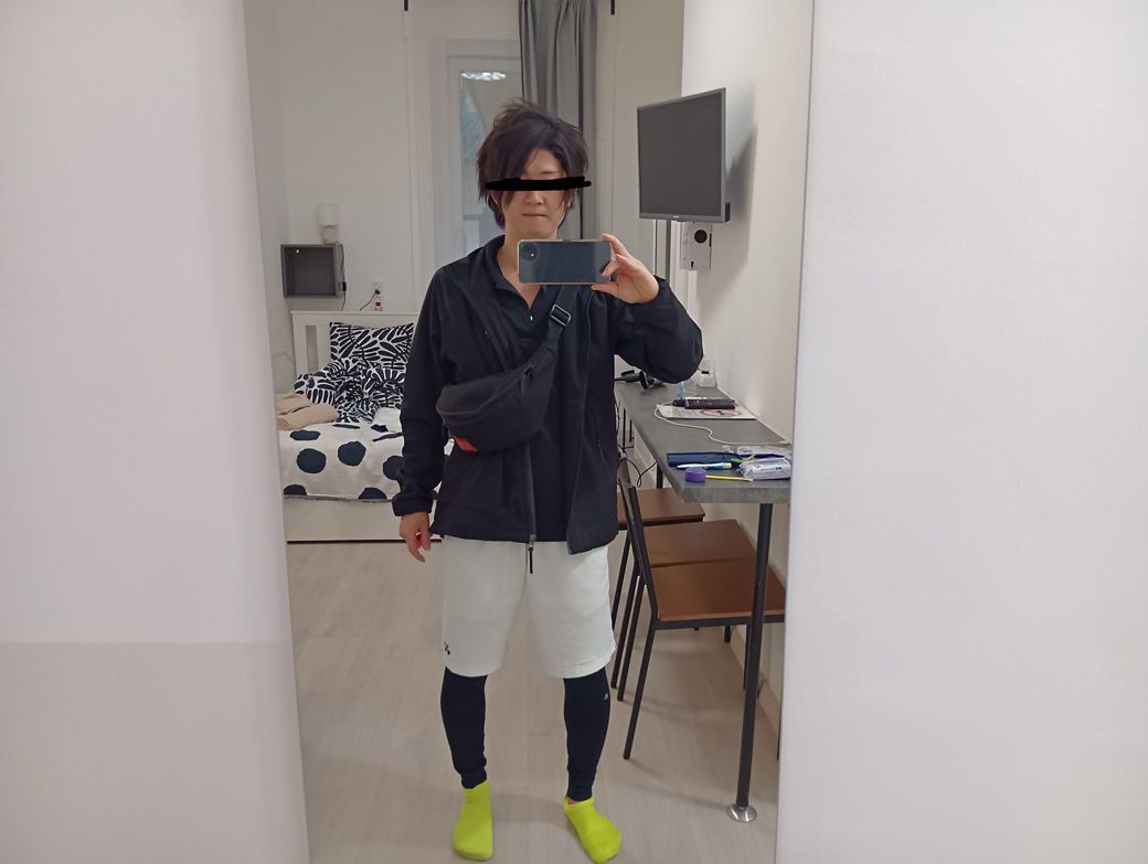 ホテルに荷物を置けるときは軽量化、動きやすさを重視したこのファッションが鉄板。写真は先日の5カ国1人旅のもの（筆者撮影）