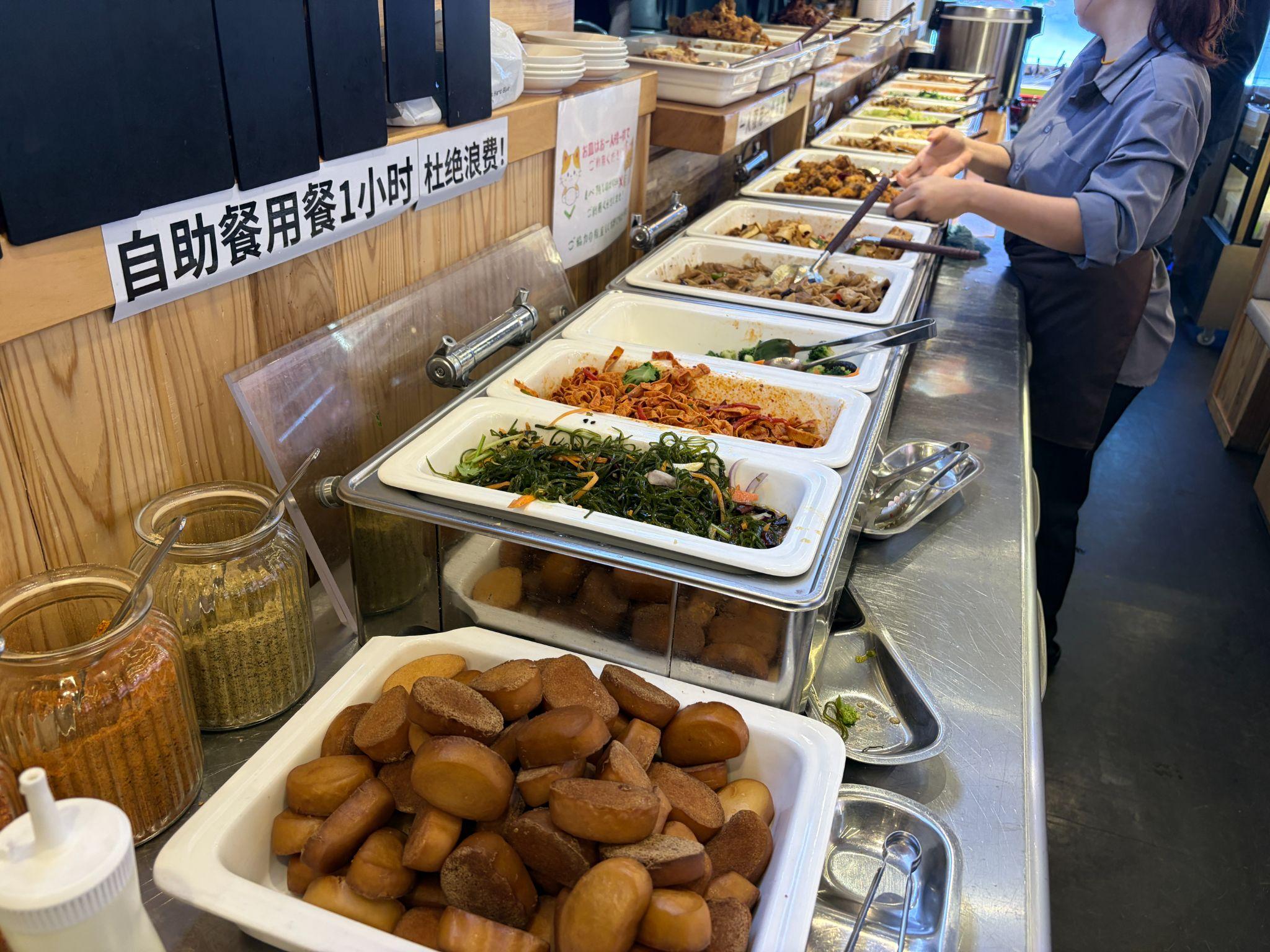 百福園鮮烤のバイキング。20種類以上が並ぶ