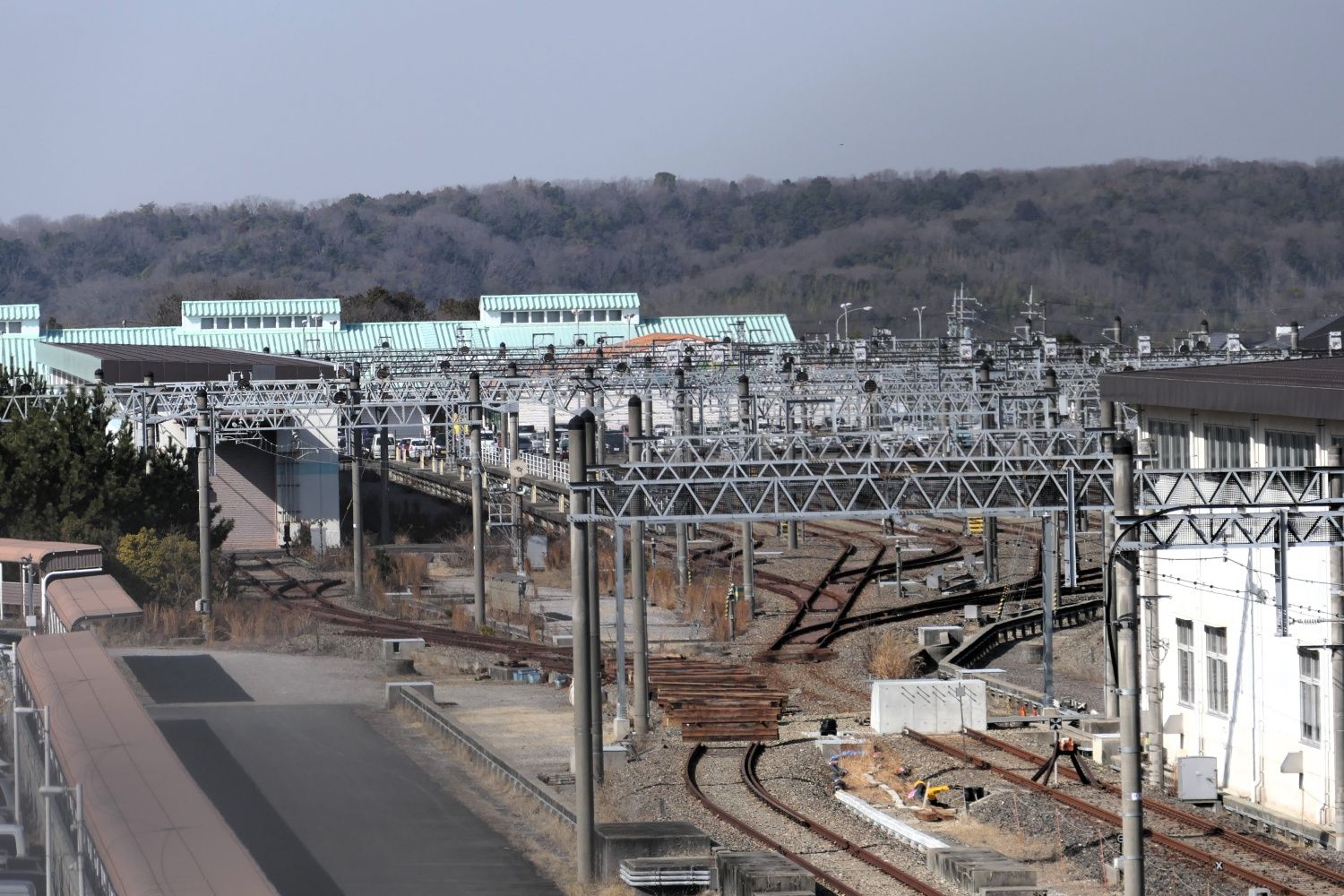 西神車庫は現在使われていない。線路も手前で分断されている（編集部撮影）