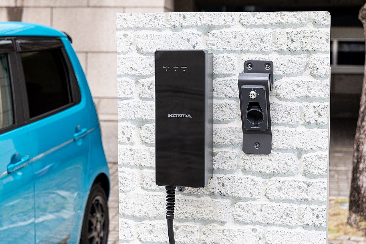 純正アクセサリーを手がけるホンダアクセスが展開するアイテムと、それらを装着したホンダ「N-ONE e:」（写真：三木 宏章）