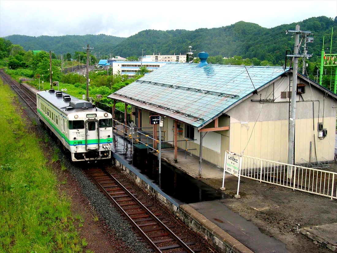 夕張線（廃線）の鹿ノ谷駅に停車するキハ40形（撮影：南正時）