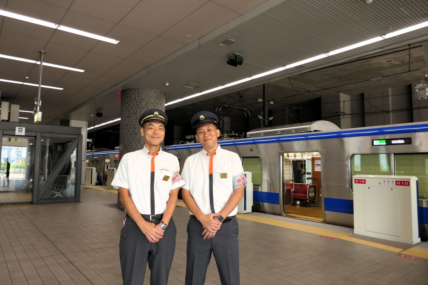 南海電鉄・和泉中央駅長の置田裕彦さん（左）と運輸車両部（サービス担当）上級主任の鎌倉公輔さん（記者撮影）
