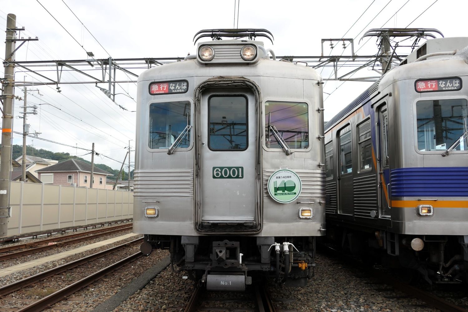 ステンレス無塗装復活デザインの6000系前面（記者撮影）