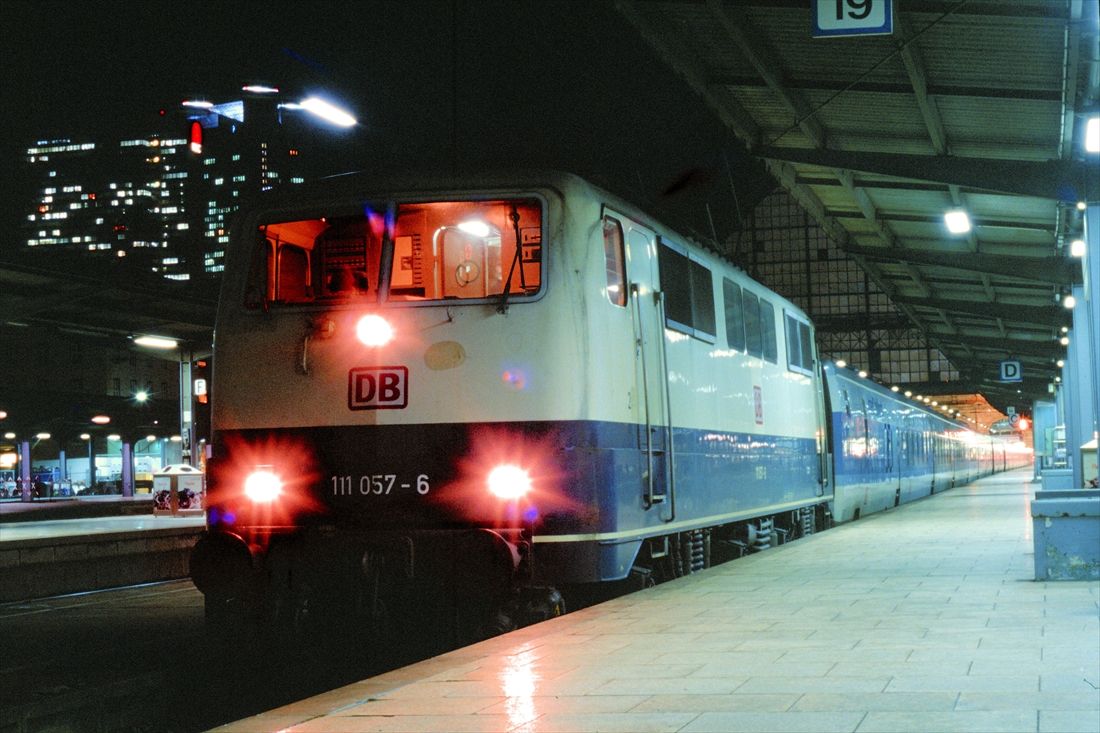 タルゴ型客車で運行された夜行列車「シティナイトライン」＝1997年（撮影：橋爪智之）