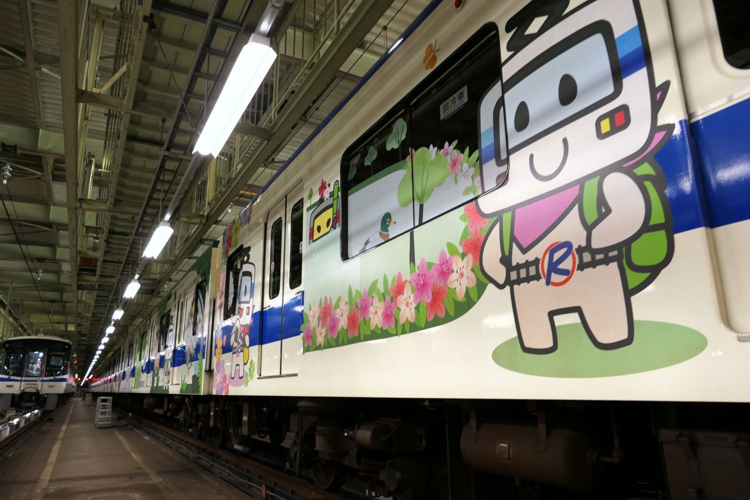 難波方から3両目は「春」がテーマ（記者撮影）